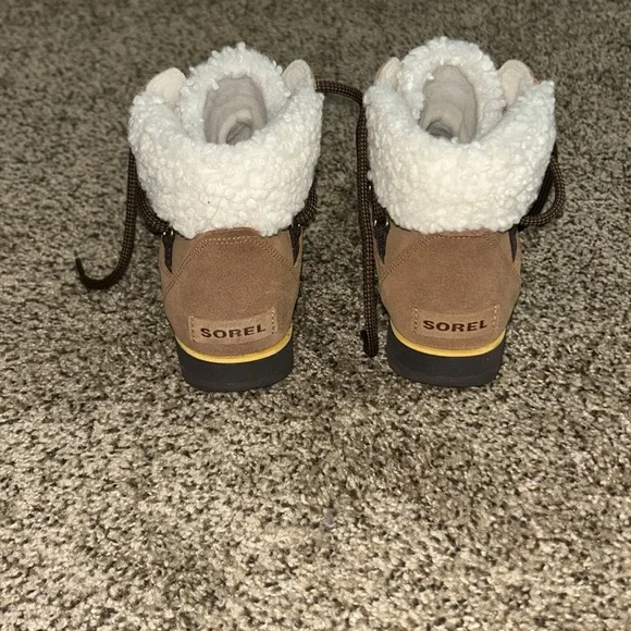 Sorel Winter Boots - Picture 2 of 4